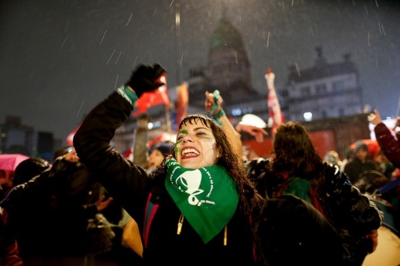 manifestante con una fazzoletto verde