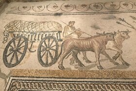 mosaico che mostra un carro romano a quattro ruote