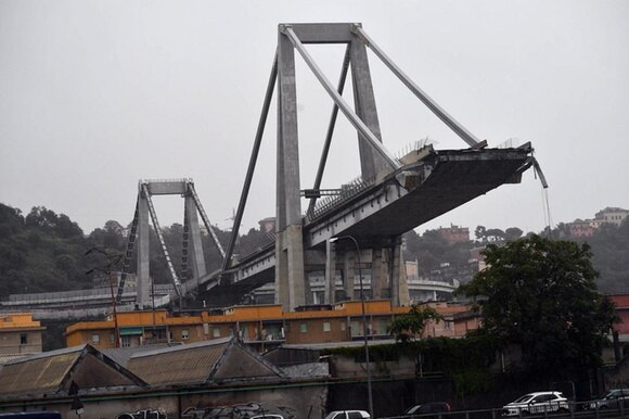 Il viadotto sbriciolatosi sull A10 a Genova