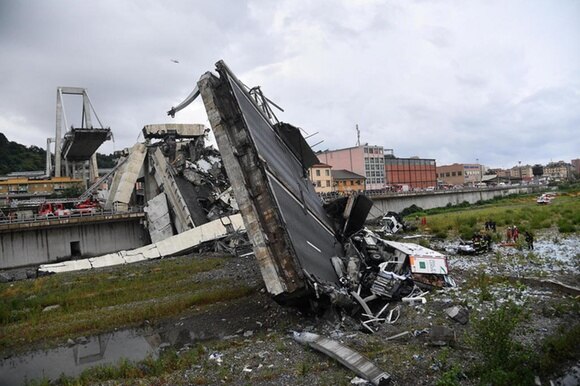 un pezzo del ponte autostradale crollato a Genova