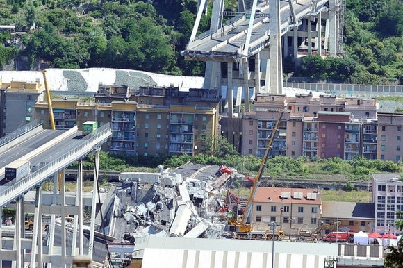 Uno squarcii sull autostrada a Genova