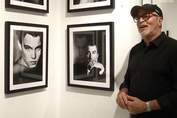Gorman di fianco a una foto di di Caprio e di De Niro