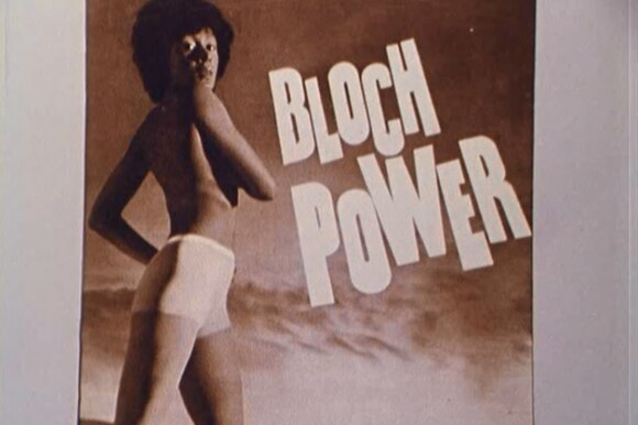 Manifesto pubblicitario, con donna di colore che indossa collant e scritta Bloch Power