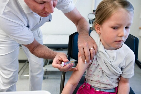 dottore vaccina una giovane paziente