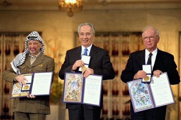 Arafat, Peres e Rabin neolaureati con il Nobel per la pace nel 1994.