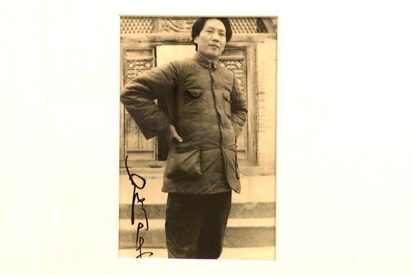 Ritratto intero di Mao Tse-Tung in bianco e nero in un passepartout bianco (come esposto a una mostra)