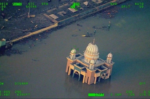 Moschea parzialmente sommersa vista dall alto