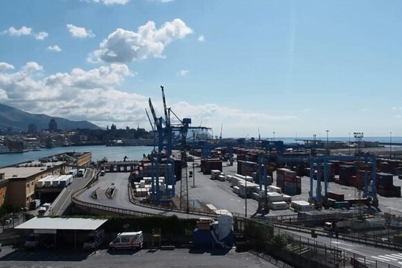 Veduta sul porto di Genova