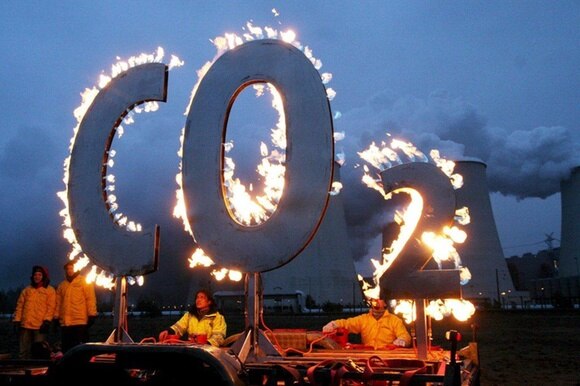 scritta CO2 avvolta dalle fiamme