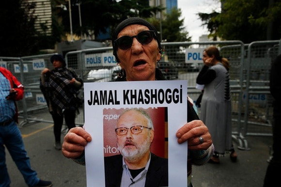 Un dimostrante a Istanbul mostra una foto di Jamal Khashoggi.