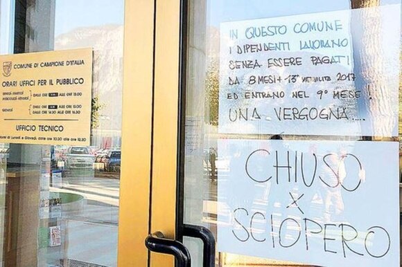 Sulla porta d entrata del comune un cartello con scritto Chiuso per sciopero