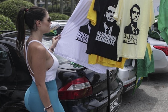 Una supporter del candidato della destra Bolsonaro a Rio de Janeiro