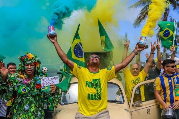 Sostenitori di Bolsonaro in festa per le strade di Rio de Janeiro
