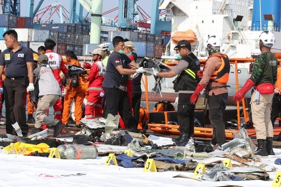 La squadra di soccorso sta raccogliendo resti dell aereo nei pressi del porto di Tanjung Priok