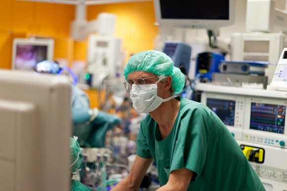 Un dottore in una sala d operazione al Kinderspital di Zurigo