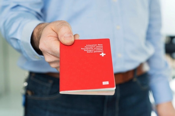 un passaporto svizzero tenuto in mano da una persona