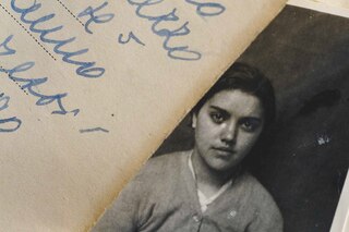 Ritratto di giovane donna parzialmente nascosto da scheda manoscritta (della quale non si decifra il testo)