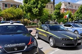 Macchine di Carabinieri, Guardia di finanza e polizia.