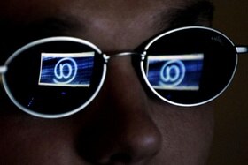 schermo di un computer riflesso negli occhiali di una persona