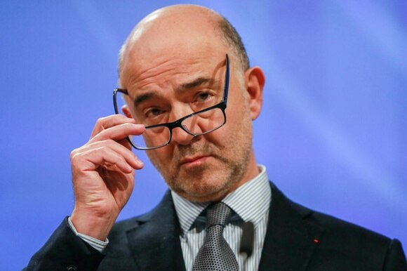 Pierre Moscovici, il commissario Ue agli Affari economici, mentre si toglie gli occhiali