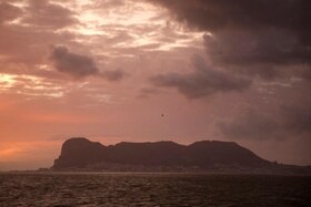 La rocca di Gibilterra fotografata verso il tramonto con il cielo nuvoloso.