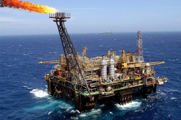 Vista aerea di una piattaforma petrolifera in mare aperto in una giornata di sole