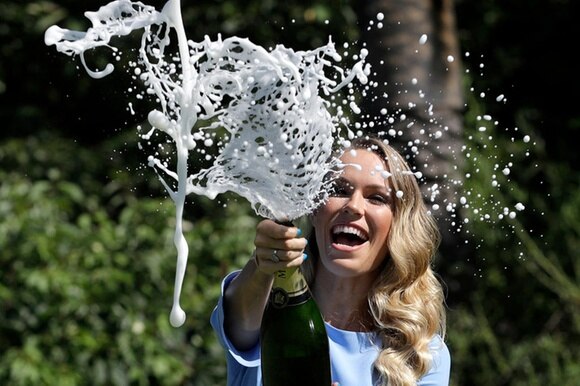 La tennista Wozniacki mentre apre una bottiglia di champagne per festeggiare la vittoria agli Open d Australia 2018