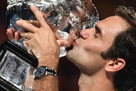 Roger Federer bacia una coppa