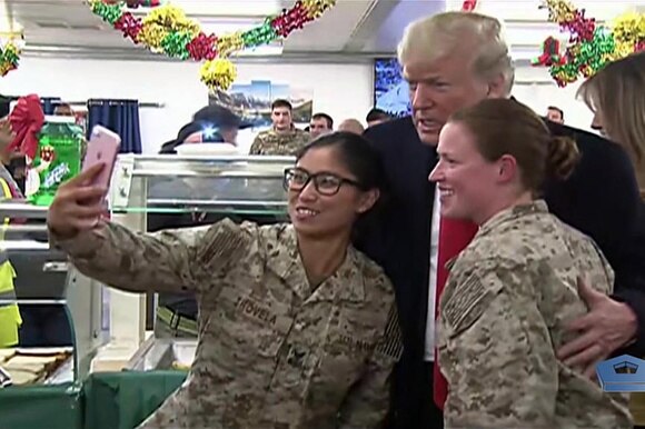 Selfie di Trump con due soldatesse nella base USA di Al Assad in Iraq