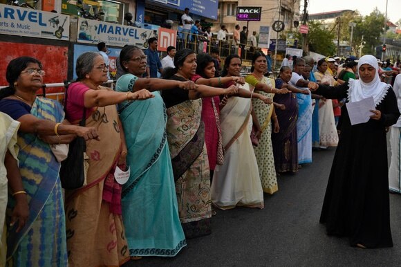 Una lunga fila di donne protestano perché non aver accesso al tempio induista