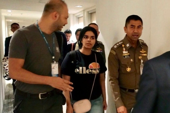 La giovane saudita mentre lascia l aeroporto di Bangkok dove si era barricata per impedire il rimpatrio.