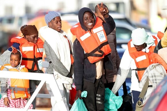 Ragazzi salutano mentre scendono dall imbarcazione sull isola di Malta.