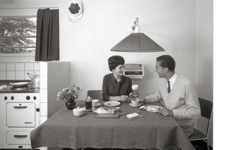 una donna e un uomo seduti al tavoli di cucina