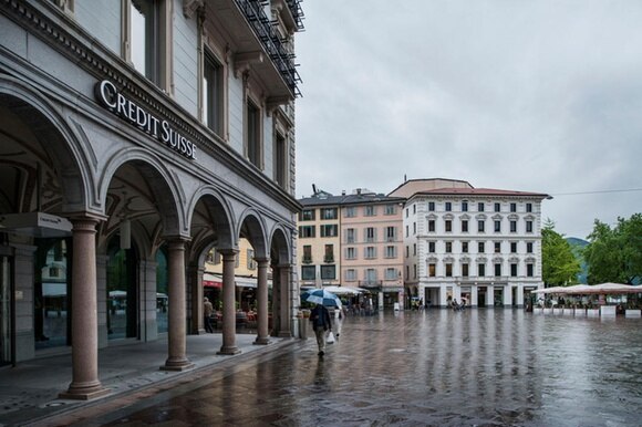 Piazza Riforma a Lugano con in primo piano Credit Suisse e sullo sfondo UBS