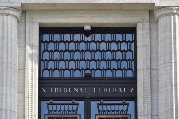 Primo piano del lucernario sopra il portale del Tribunale federale di Losanna (con scritta Tribunal Federal)