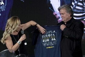 Steve Bannon con Giorgia Meloni in un incontro politico di Fratelli d Italia