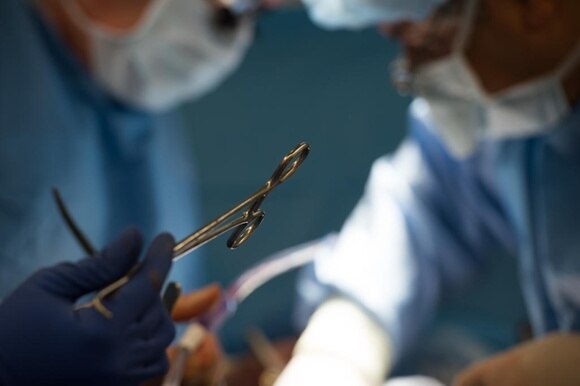 chirurghi durante un trapianto