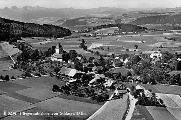 Veduta aerea in bianco e nero di Schlosswil