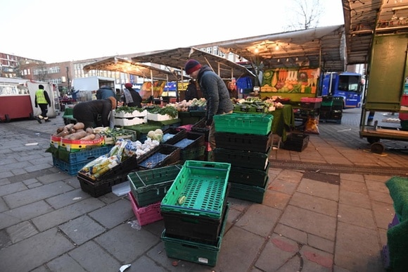 Il mercato di Lewisham a Londra: cassette della frutta e della verdura vuote.