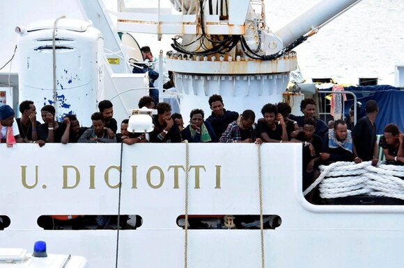 Migranti sulla nave della Guardia costiera italiana Diciotti