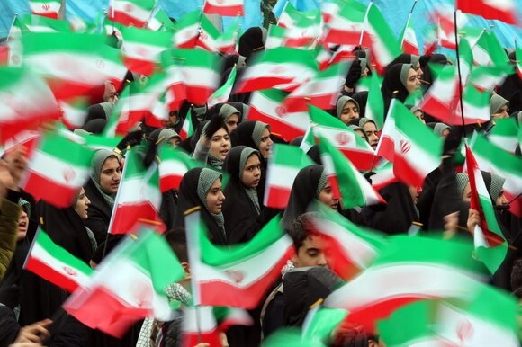 donne con bandiere iraniane