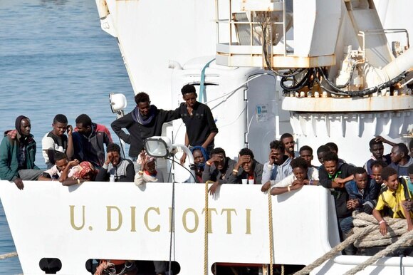 La barca Diciotti carica di migranti