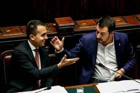 Salvini a destra e Di Maio si stringono la mano in parlamento in una voto del 13 febbraio 2019
