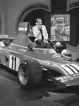Regazzoni sedutosul bordo dell abitacolo di una monoposto parla al telefono
