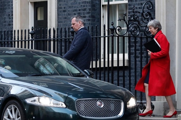 Theresa May lascia il numero 10 di Downing Street per recarsi a Westminster