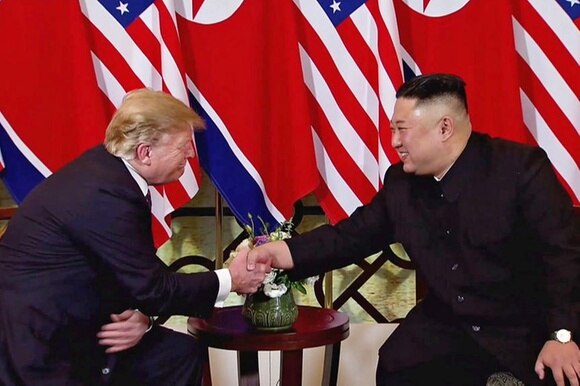 Stretta di mano ad Hanoi tra Donald Trump e Kim Jong-un