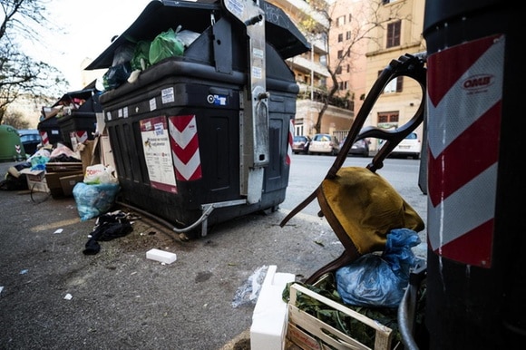 Cassonetti della spazzatura pieni in una via di Roma