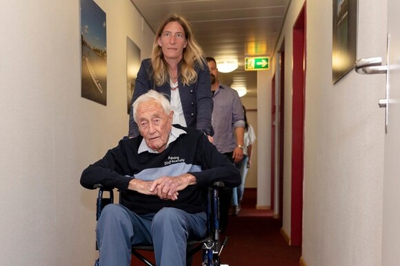 Una persona anziana su sedia a rotelle