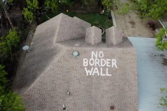 Tetto con scritta no border wall