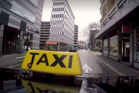 Segnale luminoso con scritta Taxi sul tetto di un veicolo